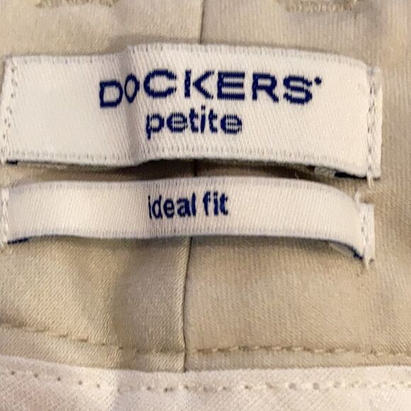 3/$25 DOCKERS Ideal Fit Metro Capris Tan 14P EUC - Picture 5 of 7